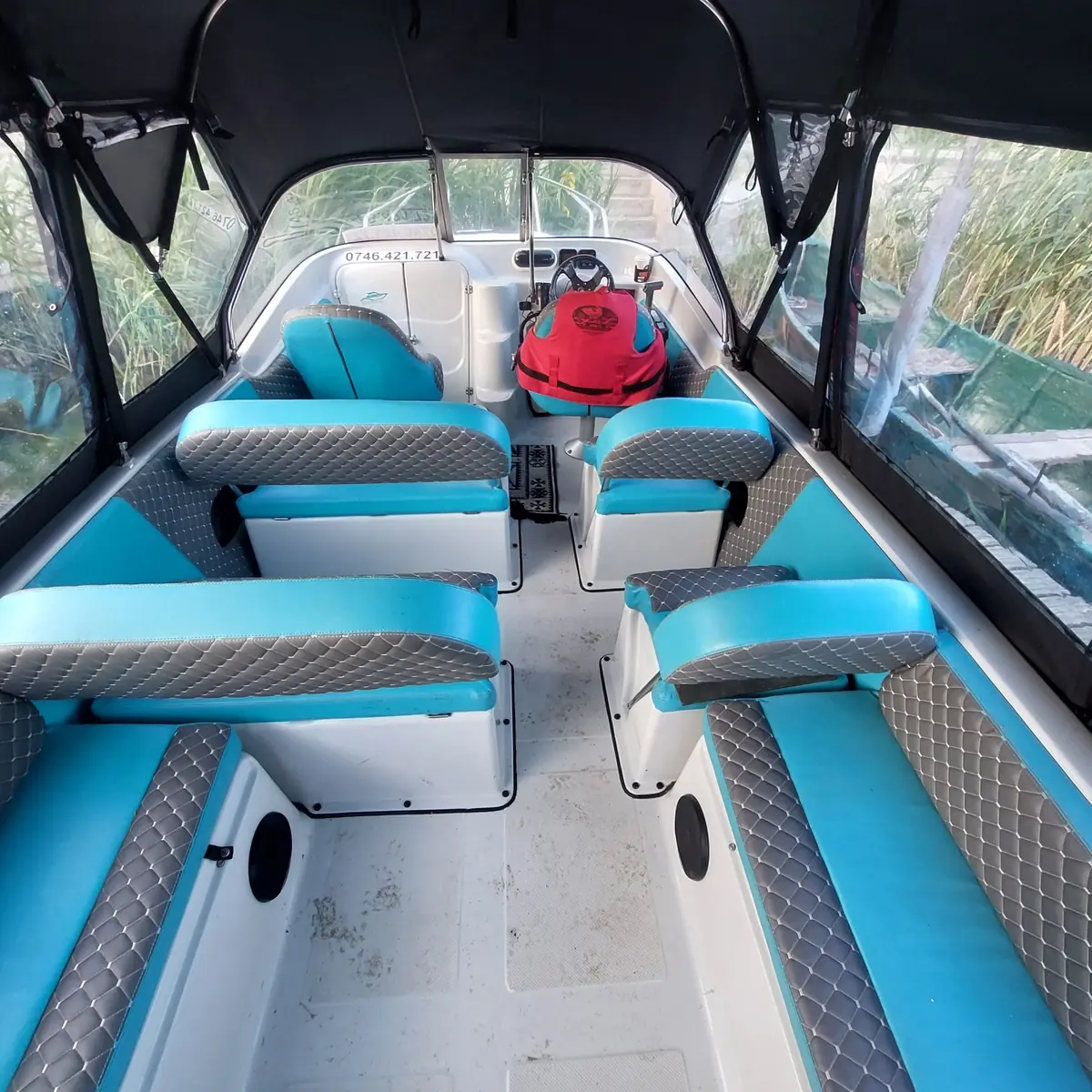 Interior barcă Corsar 700 Tour — banchete tapițate confortabile pentru 10 persoane, Delta Dunării