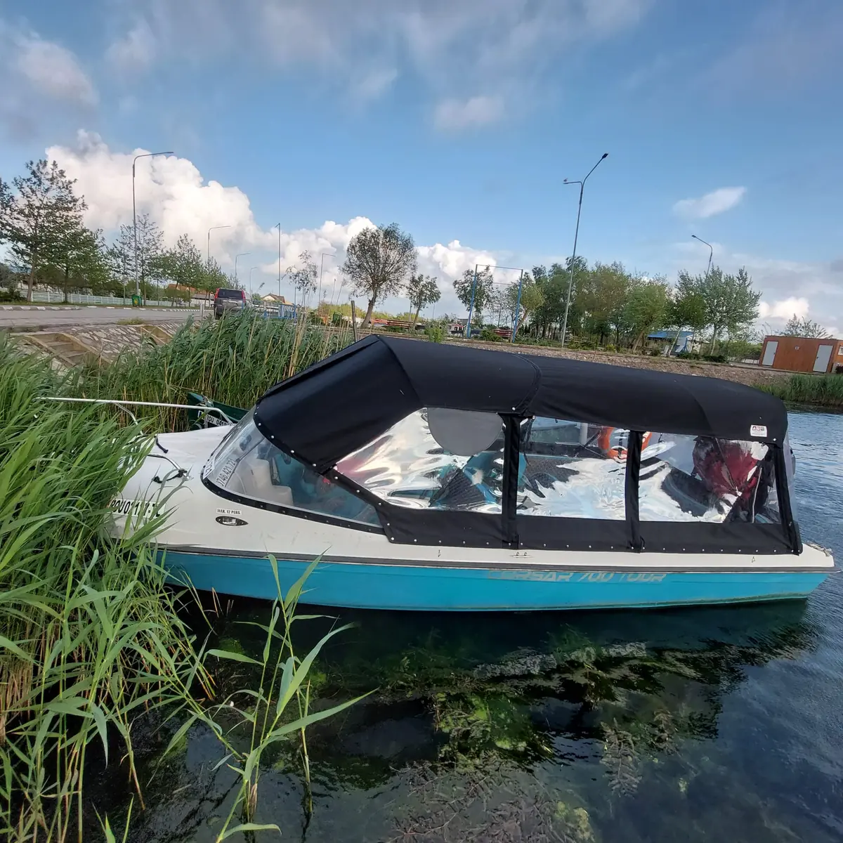 Barca Corsar 700 Tour pentru excursii în Delta Dunării, cu prelată și parbriz