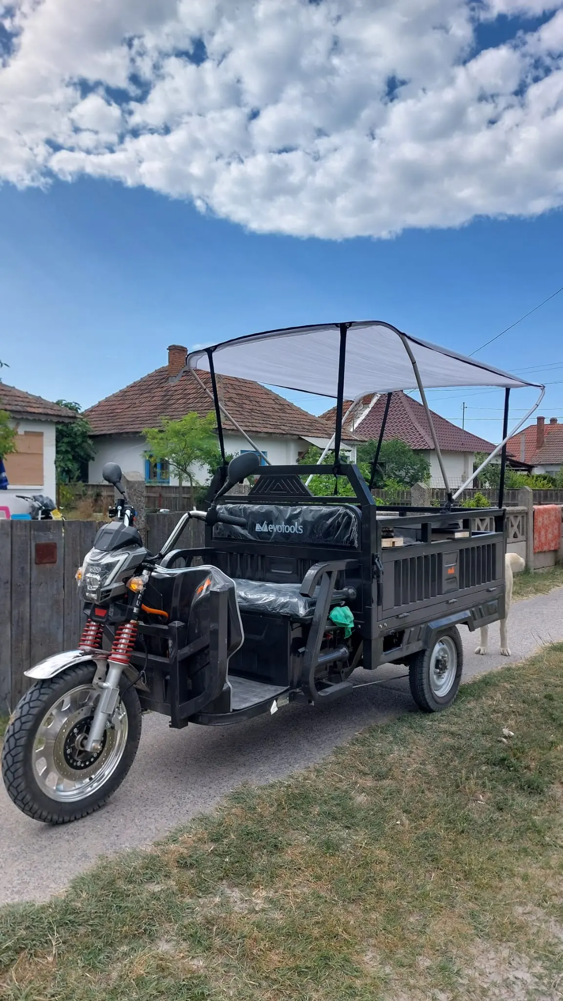 Tuc-tuc electric Evotools cu umbrar pentru plimbări prin satul Sfântu Gheorghe, Delta Dunării