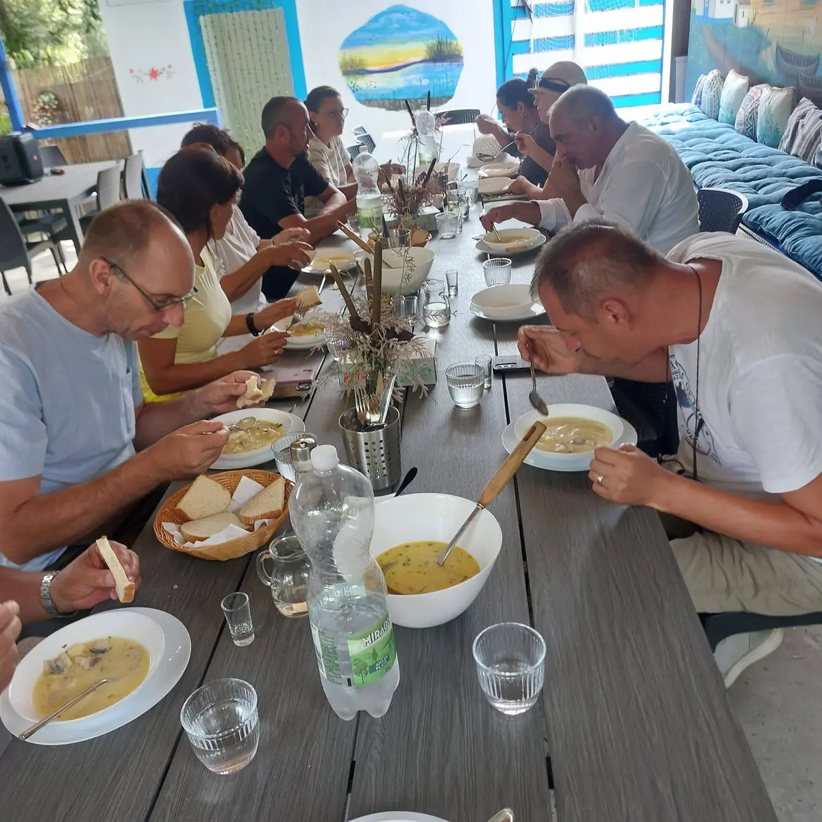Turiști la masă cu borș de pește la Mila 23, Delta Dunării